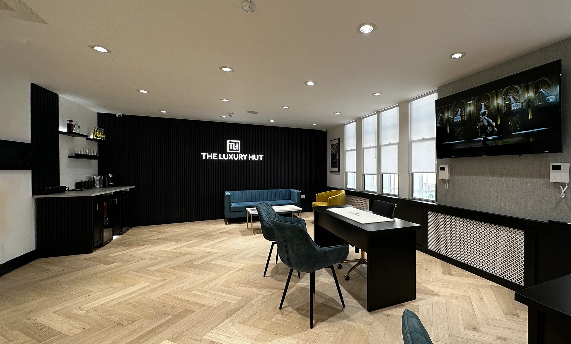the luxury hut office